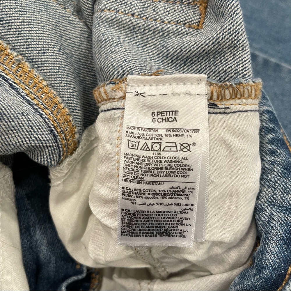 NWT Old Navy Women’s Relaxed Fit Jeans - Medium Blue - Picture 15 of 15